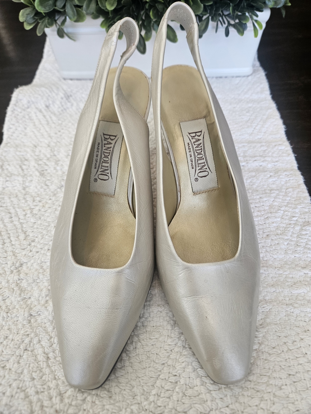 Vintage Bandolino Women's Ivory Slingback Pumps